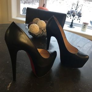 christian louboutin black daffodile pre loved 🖤♥️